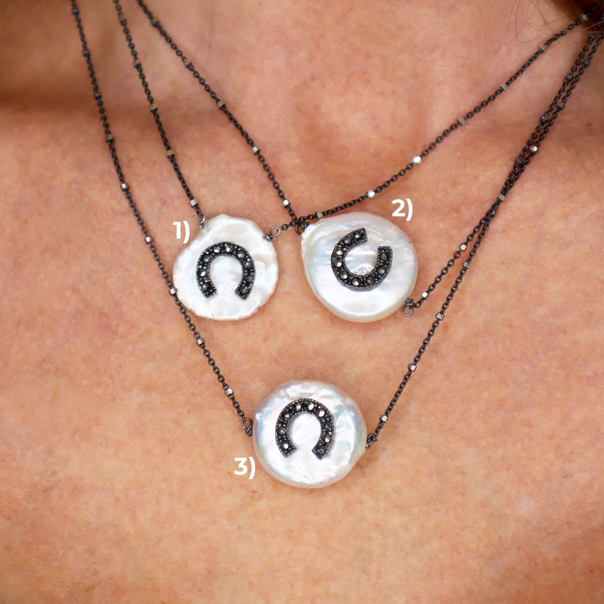 Collares de perla natural con dije de herradura en pavé negro
