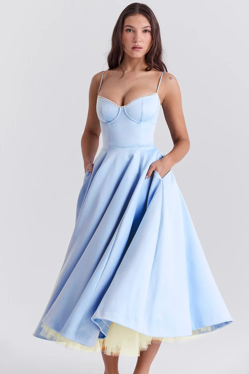 Vestido Midi Azul Cinderela Liso Modelador Com Forro em Tule Modelo Mademoiselle