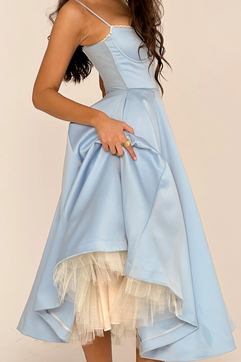 Vestido Midi Azul Cinderela Liso Modelador Com Forro em Tule Modelo Mademoiselle