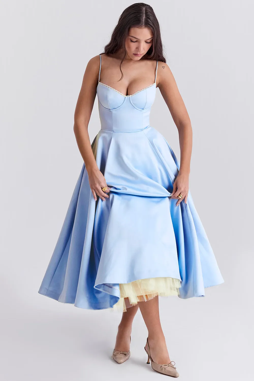Vestido Midi Azul Cinderela Liso Modelador Com Forro em Tule Modelo Mademoiselle